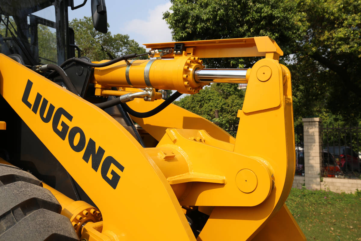 Китайская спецтехника LiuGong CLG 4215 AWD