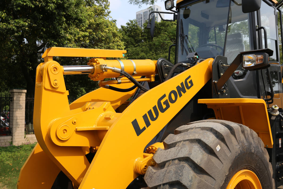 Китайская спецтехника LiuGong CLG 4215 AWD