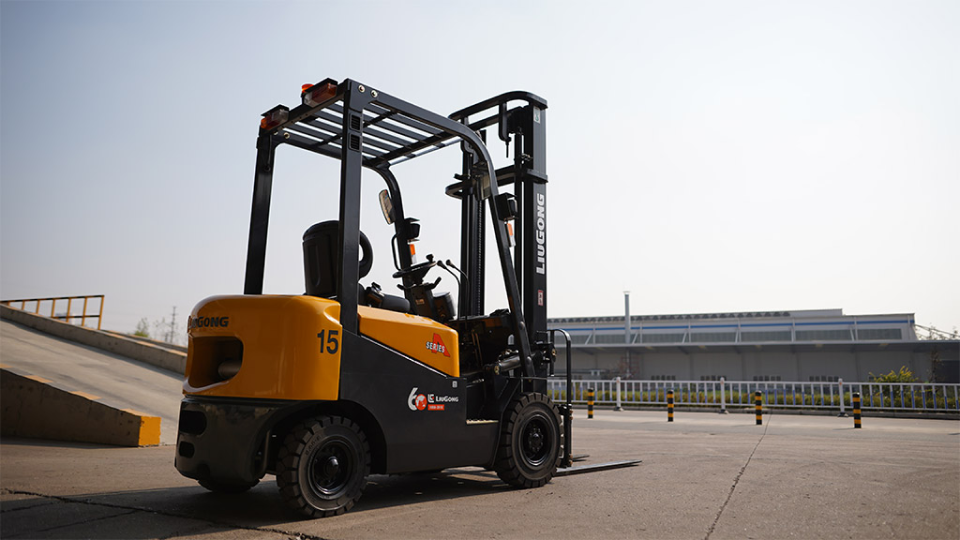 Погрузчик с пневматическими шинами LiuGong CPCD15