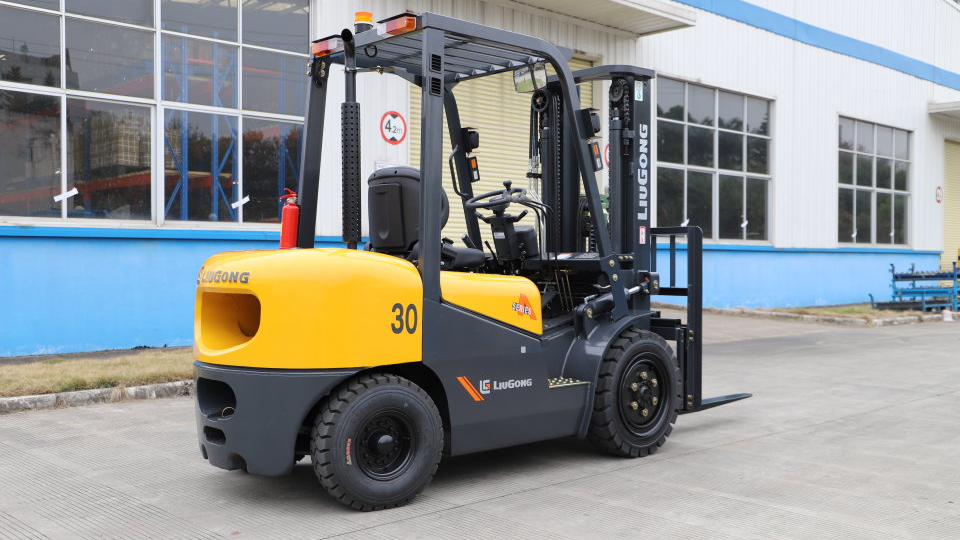 Вилочный погрузчик с пневматическими шинами LiuGong CPCD30