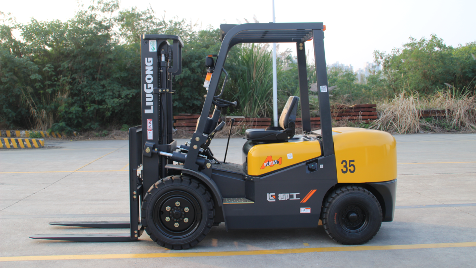 Вилочный погрузчик с пневматическими шинами LiuGong CPCD35