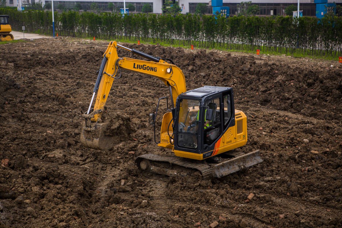 Китайская спецтехника экскаватор LiuGong 908E